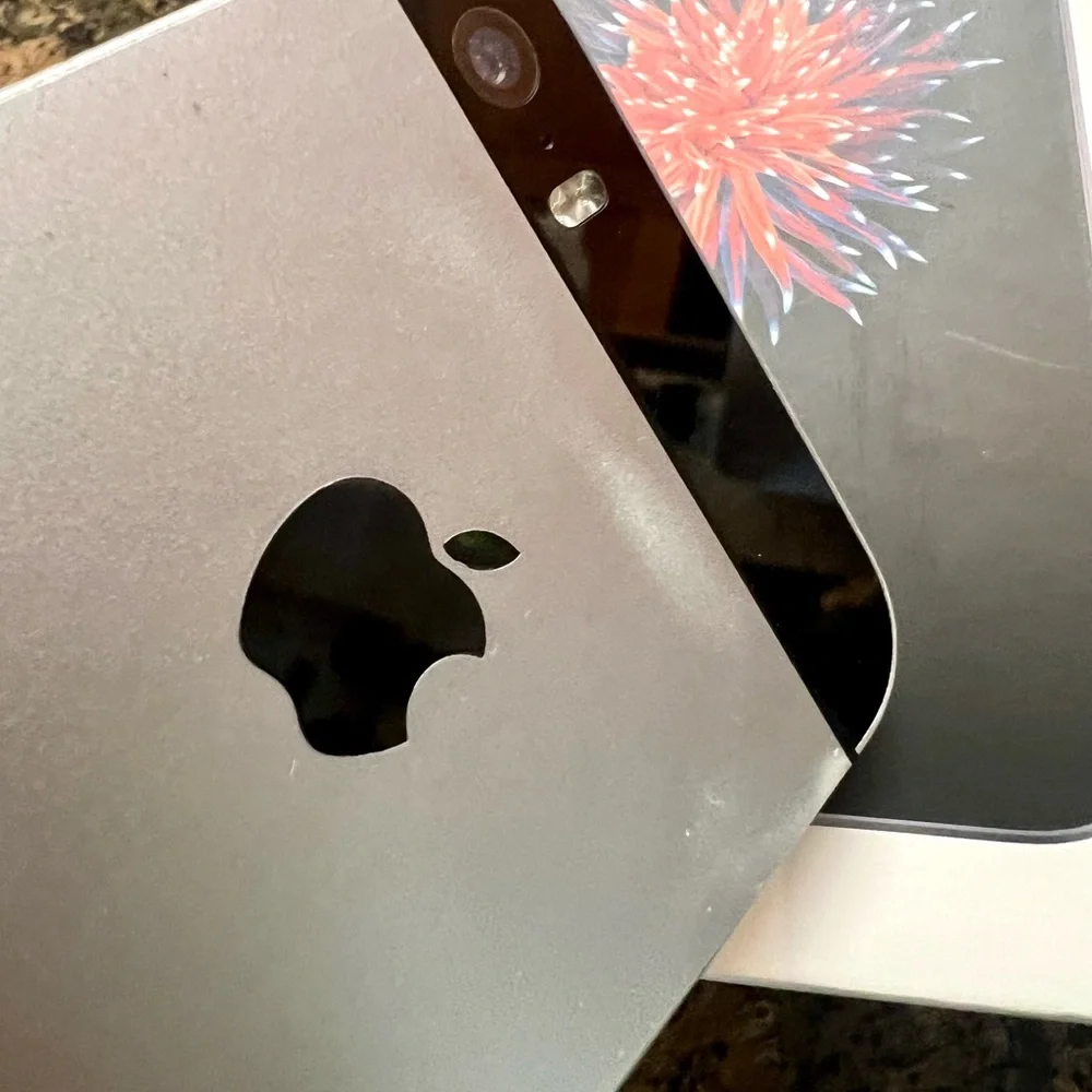 👑✅PRICE FIRM✅Apple iPhone SE - Black and Silver 64gb Unlocked